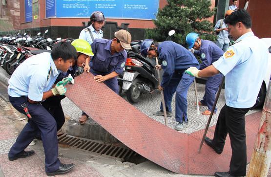 Dẹp nạn lấn chiếm lòng, lề đường: Giao nhiệm vụ cụ thể cho chủ tịch quận, huyện