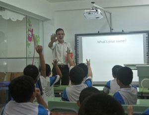 Việc ngưng Cambridge để mở chương trình tích hợp: Tăng trường dạy, mở rộng đầu ra