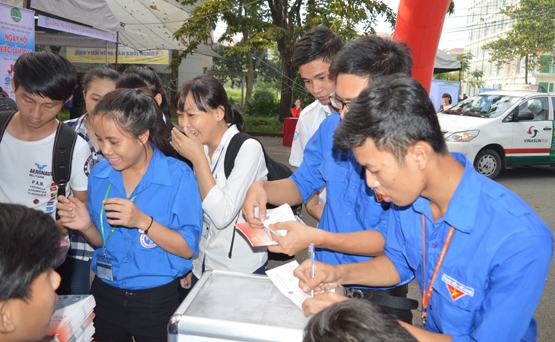 Gần 1.000 vị trí tuyển dụng việc làm