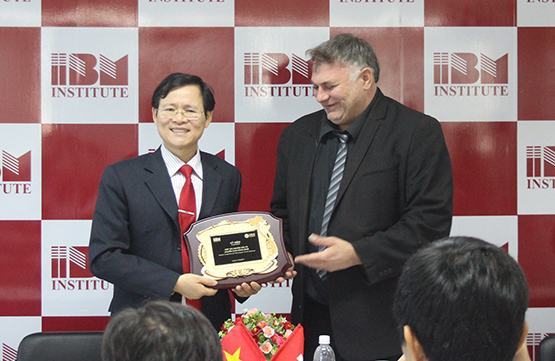 IBM và UBIS ký kết chuyển giao công nghệ