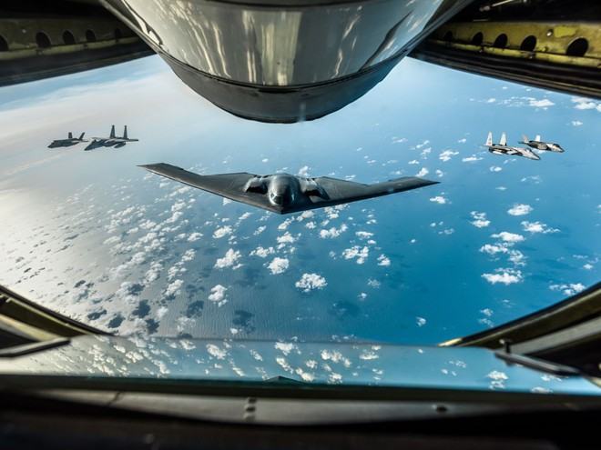 Một lần diễn tập phối hợp giữa F-35 và B-2 ở châu Âu /// KHÔNG QUÂN MỸ