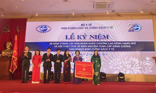 Viện Chiến lược và chính sách y tế: Nhận Huân chương Lao động hạng nhì và Cờ thi đua