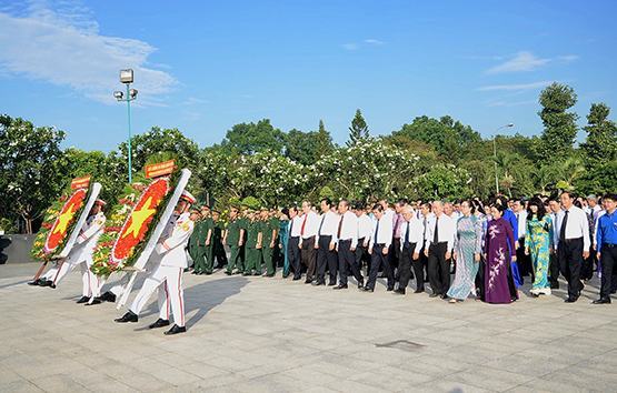 Lãnh đạo Trung ương và TP.HCM: Dâng hương, dâng hoa tưởng niệm các anh hùng liệt sĩ