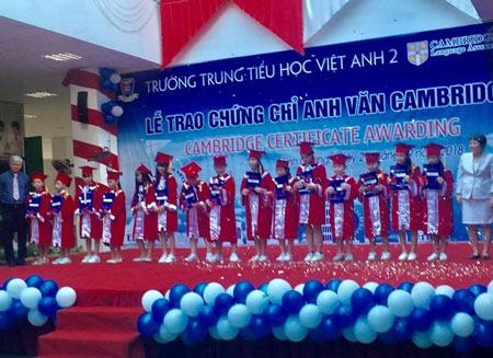 Trường trung tiểu học Việt Anh 2 trao chứng chỉ Anh văn Cambridge cho 200 HS