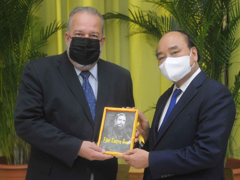 Chủ tịch nước Nguyễn Xuân Phúc tặng Thủ tướng Manuel Marrero Cruz cuốn sách Fidel Castro Ruz -  Nhà cách mạng quốc tế vĩ đại /// Ảnh: TTXVN