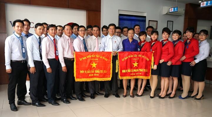 Viet Capital Bank – Chi nhánh An Giang tiếp tục được vinh danh “Đơn vị dẫn đầu thi đua”