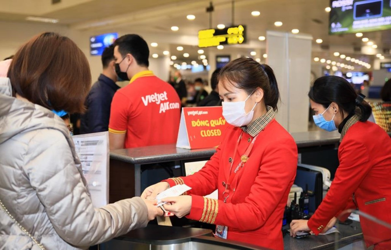 Hành khách làm thủ tục lên chuyến bay của hãng hàng không Vietjet. (Ảnh: CTV/Vietnam+)