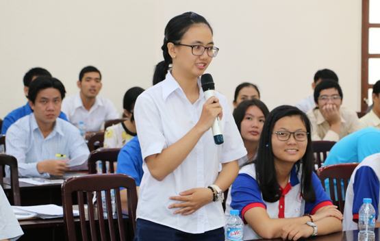 Học sinh viết luận về ước mơ nghề nghiệp