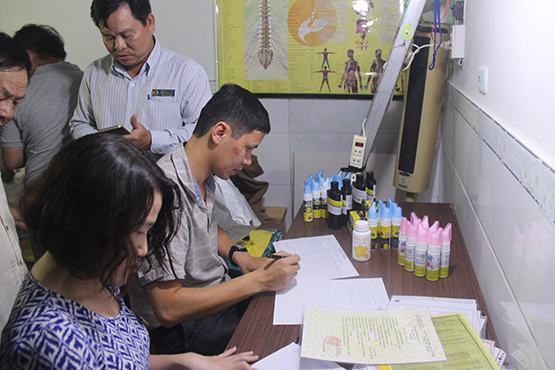 Thu giữ hàng loạt sản phẩm chữa ung thư từ bột than tre ở TP.HCM