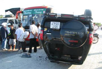 Vĩnh Long: Xe du lịch “chổng vó” vì phóng nhanh, vượt ẩu