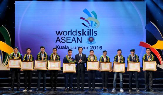 Bộ LĐ-TB&XH vinh danh những bàn tay vàng