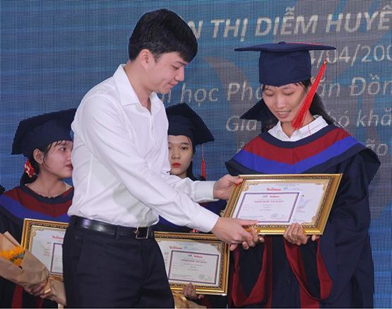 Trao học bổng 85 tân thủ khoa