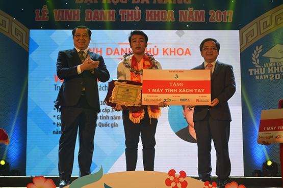 Vinh danh thủ khoa đầu vào và sinh viên tiêu biểu