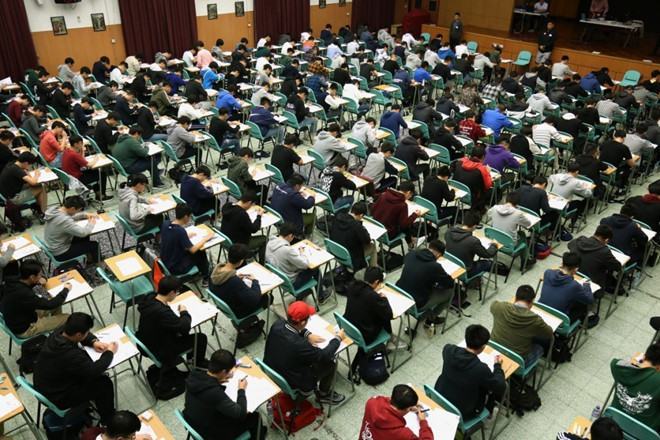 Một kỳ thi chứng chỉ ngoại ngữ quốc tế tại Hồng Kông /// Handout