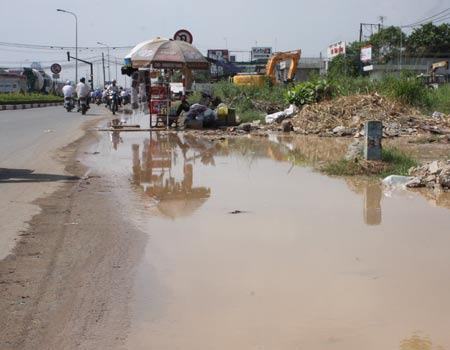 Vỡ đường ống nước, cuộc sống hàng trăm hộ dân đảo lộn