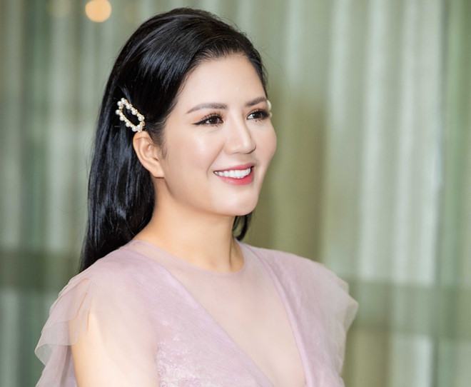 Bên cạnh ca hát, Đinh Hiền Anh có nhiều đóng góp cho các hoạt động xã hội /// Ảnh: Như Hoàn