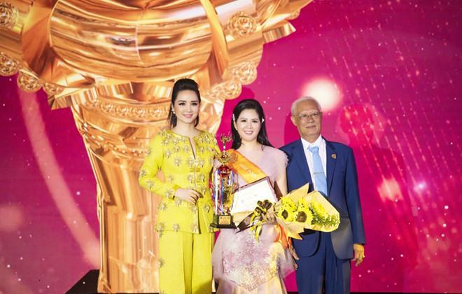 Vợ Thứ trưởng Bộ Tài chính được vinh danh Bông hồng quyền lực - ảnh 2