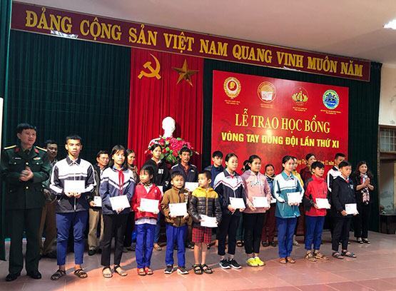 Trao học bổng Vòng tay đồng đội