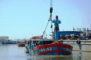 Vớt tàu cá bị đâm để khởi kiện tàu Trung Quốc