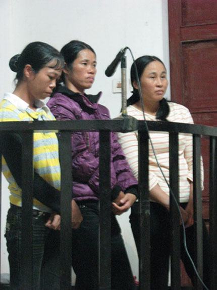 Vụ cắt tóc, lột quần vì ghen tuông: Bị hại sốc khi nghe tòa tuyên án