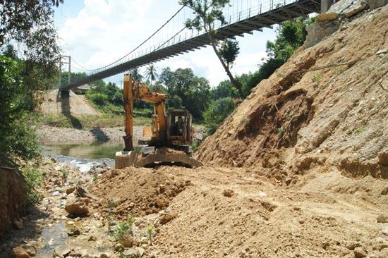 Vụ cầu treo mới khánh thành đã sạt lở: Thi công sai thiết kế