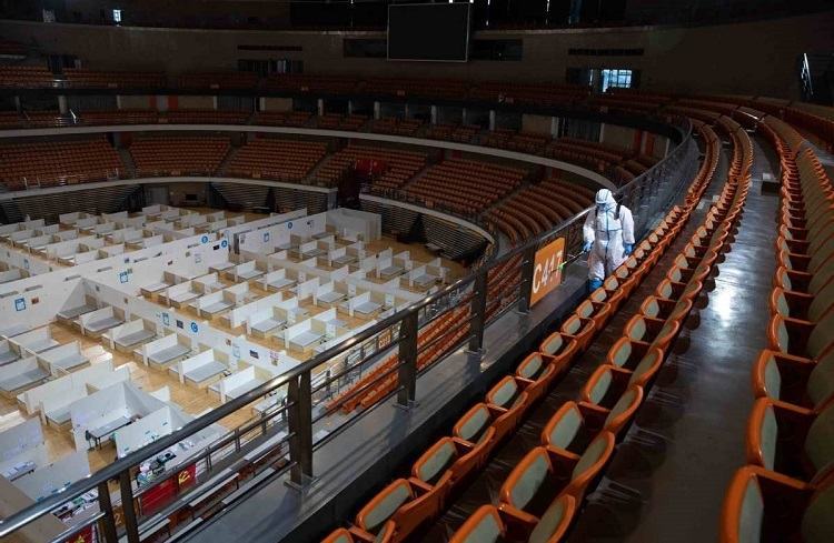 Nhân viên khử trùng bệnh viện tạm thời ở Trung tâm thể thao Vũ Hán vào ngày 8/3 trước khi đóng cửa. Ảnh: Tân Hoa Xã