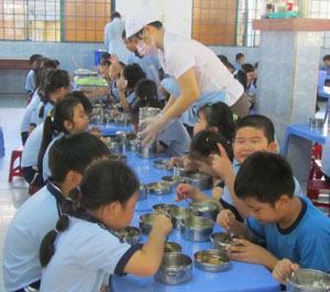 Vụ học sinh nghỉ học hàng loạt: Chưa thể công bố hết bệnh