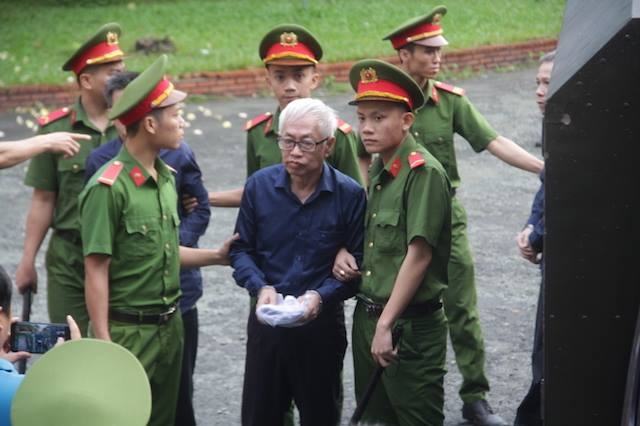 Vũ nhôm và dàn cựu lãnh đạo Ngân hàng Đông Á ra tòa Vu nhom va dan cuu lanh dao Ngan hang Dong A ra toa