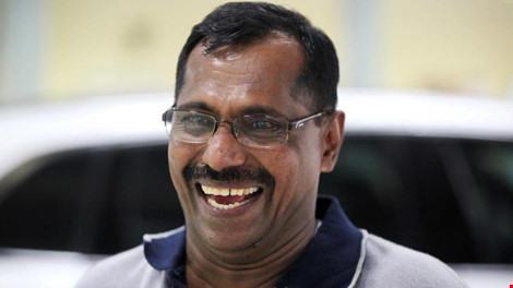 Ông Khadar vừa thoát chết khỏi tai nạn máy bay vừa trúng số triệu đô chỉ trong 6 ngày. 