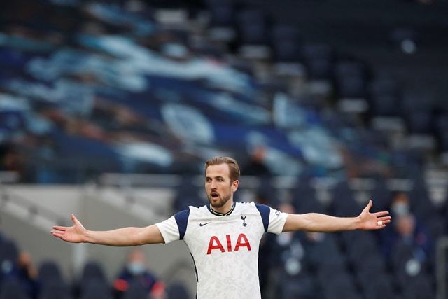 Vừa tuyên bố ở lại, Harry Kane ghi 2 bàn cho Tottenham