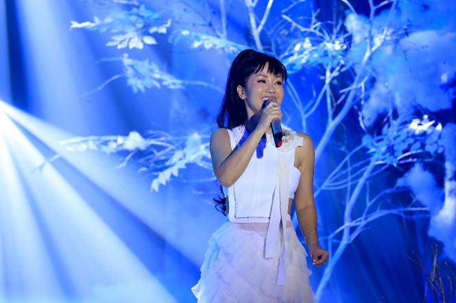 Vừa xuất viện, Hồng Nhung đã hát máu lửa trong Thay lời muốn nói