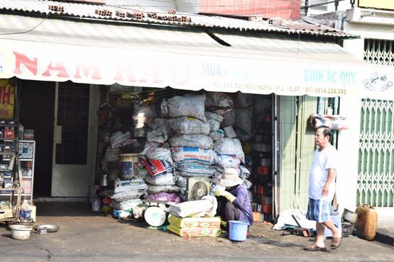 Vựa ve chai trong khu dân cư: Bom nổ chậm!