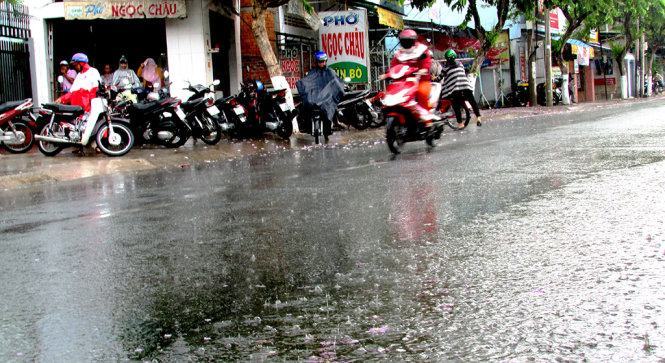 Vùng hạn mặn đón mưa vàng, mùa mưa vẫn chưa tới 