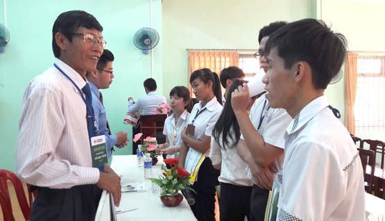 Học sinh vùng biên được giải đáp thông tin tuyển sinh