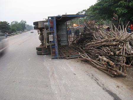 Vượt ẩu, ô tô tải lật ngửa giữa đường