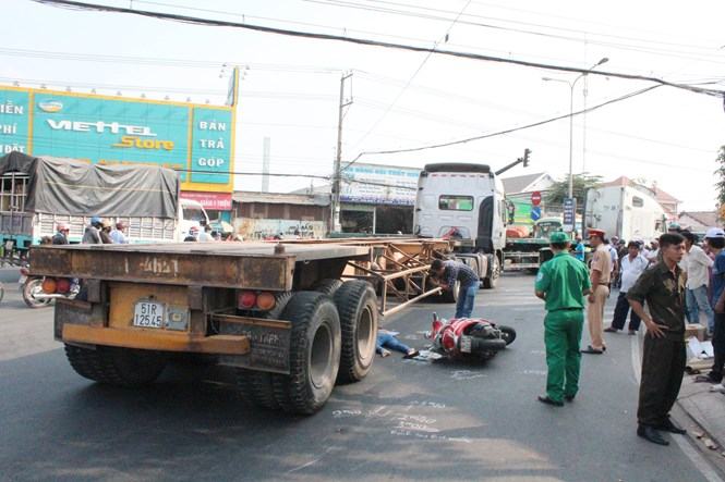 Vượt đèn đỏ cán chết người, tài xế container bị đánh bầm dập