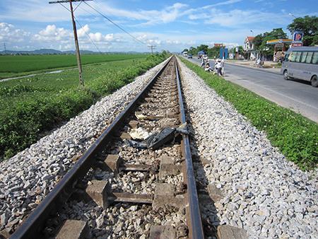 Vượt đường ngang dân sinh, 1 thanh niên chết thảm