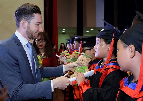 Trao bằng Cambridge Starters, Movers, Flyers và KET cho thiếu nhi và thiếu niên