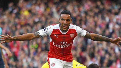 Walcott đạt cột mốc 100 bàn, bước vào ngôi đền của các huyền thoại Arsenal