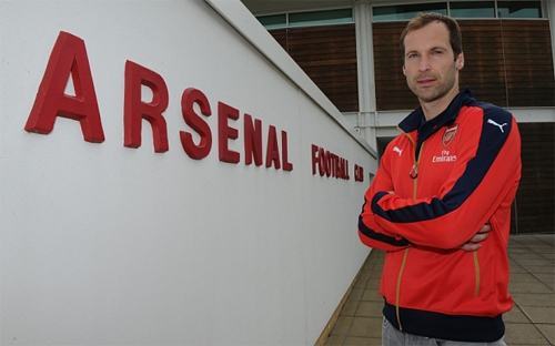 Wenger chê Man Utd làm bóng đá kiểu xây nhà từ nóc