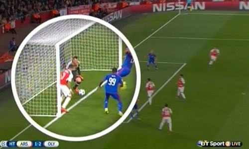 Wenger không hối hận vì gạt Petr Cech, tin dùng Ospina