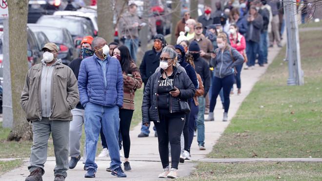 Người dân đi bỏ phiếu sơ bộ tại bang Wisconsin ngày 7.4 /// Reuters