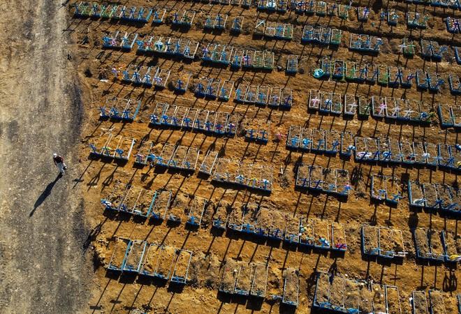 Một nghĩa trang ở Brazil đầy ắp những nấm mồ mới /// AFP