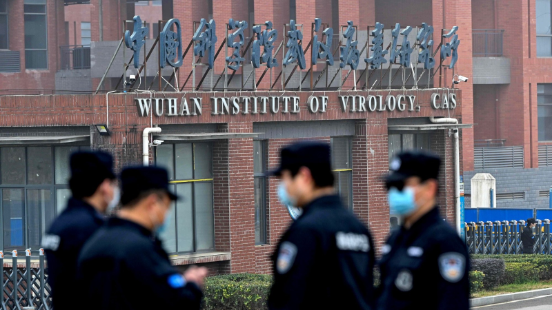 Các nhân viên an ninh bên ngoài Viện Virus học Vũ Hán tại thành phố Vũ Hán, Trung Quốc /// AFP