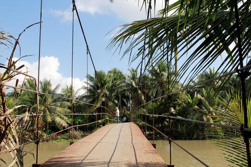 Cây cầu dây văng của xã Hòa Lợi đã xuống cấp nghiêm trọng, ảnh hưởng đến tính mạng của hàng ngàn người dân