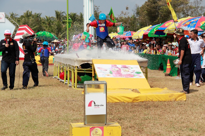 Rất đông khán giả của hai xã đã đến cổ vũ cho hai đội chơicủa Xã Hòa Lợi và An Nhơn tham gia thi đấu để mang về cây cầu dây văng cho xã mình