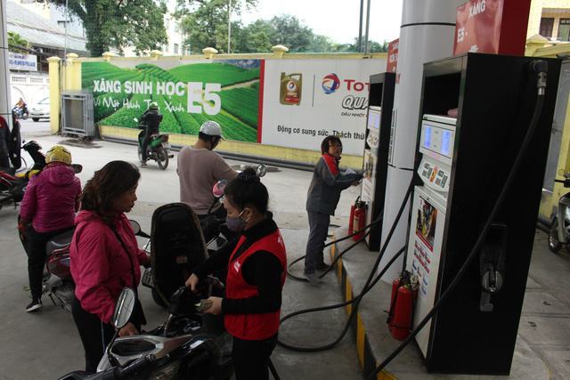 Xả quỹ mạnh, xăng E5 vẫn tăng trên 400 đồng/lít - Ảnh 1.