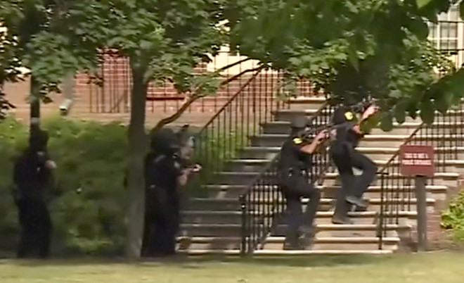 Xả súng tại tòa thị chính Mỹ, 11 người thiệt mạng