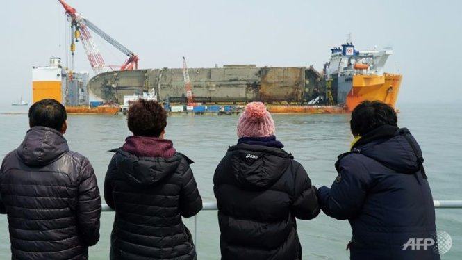 Xác phà Sewol đang về bến cảng