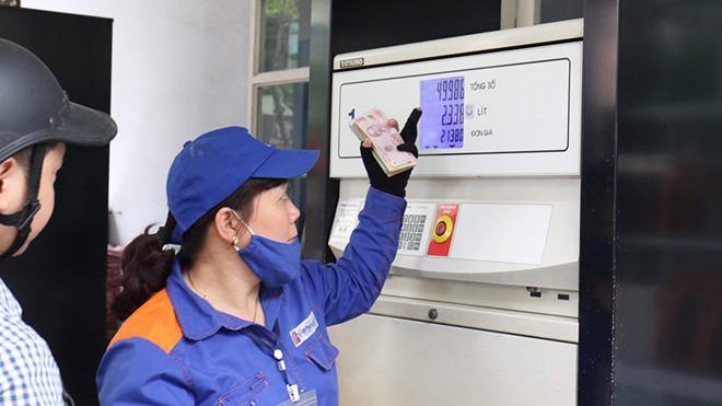 Giá xăng dầu giảm mạnh /// Ảnh Ngọc Thắng